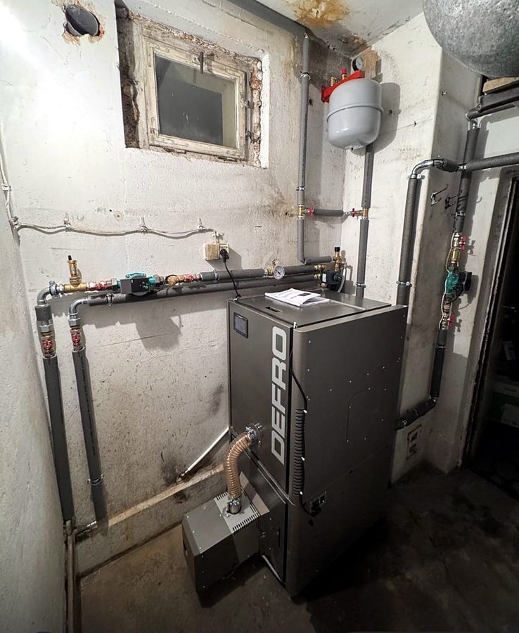 Kocioł DEFRO z palnikiem i instalacją hydrauliczną