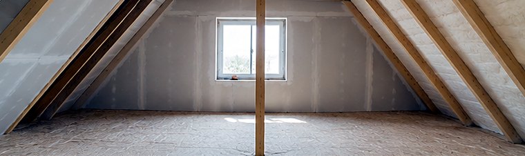 Ocieplone poddasze z widoczną izolacją między krokwiami